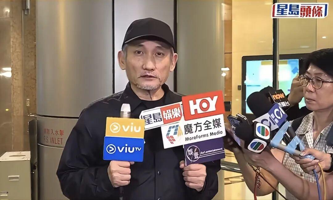 说出来可能很多人不信，那位拍出无数经典的徐克，当年不过是个从越南来的穷小子。
家