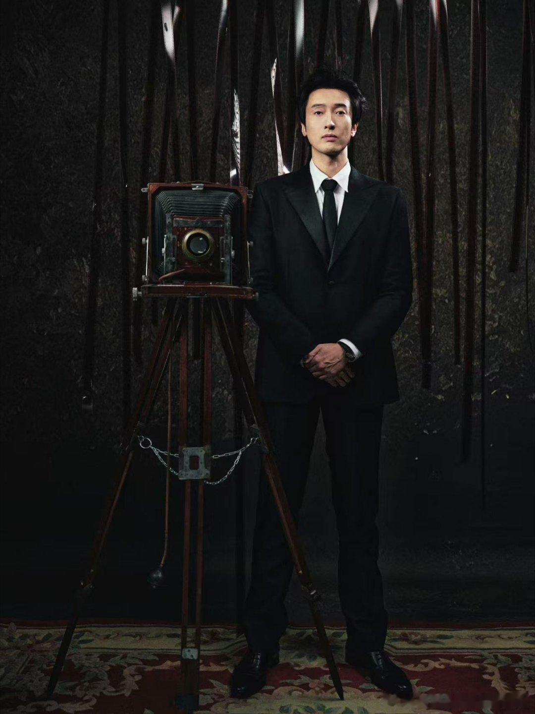王传君镜头签 王传君在镜头前签名的样子真的太自然了，没有刻意凹造型，那种由内而外
