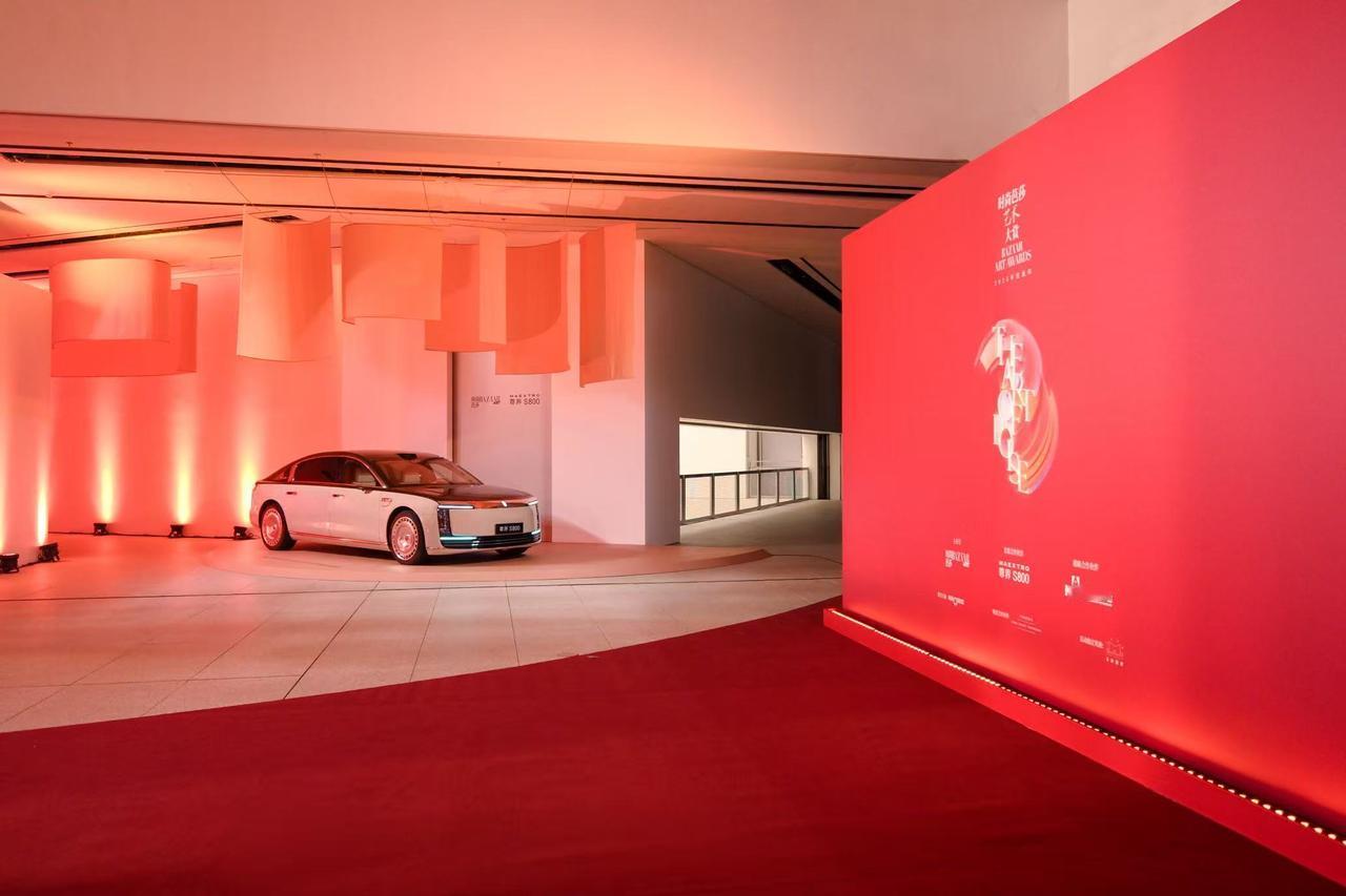 艺术盛典现场星光熠熠，尊界S800成红毯外重要看点
12月11日，时尚芭莎艺术大