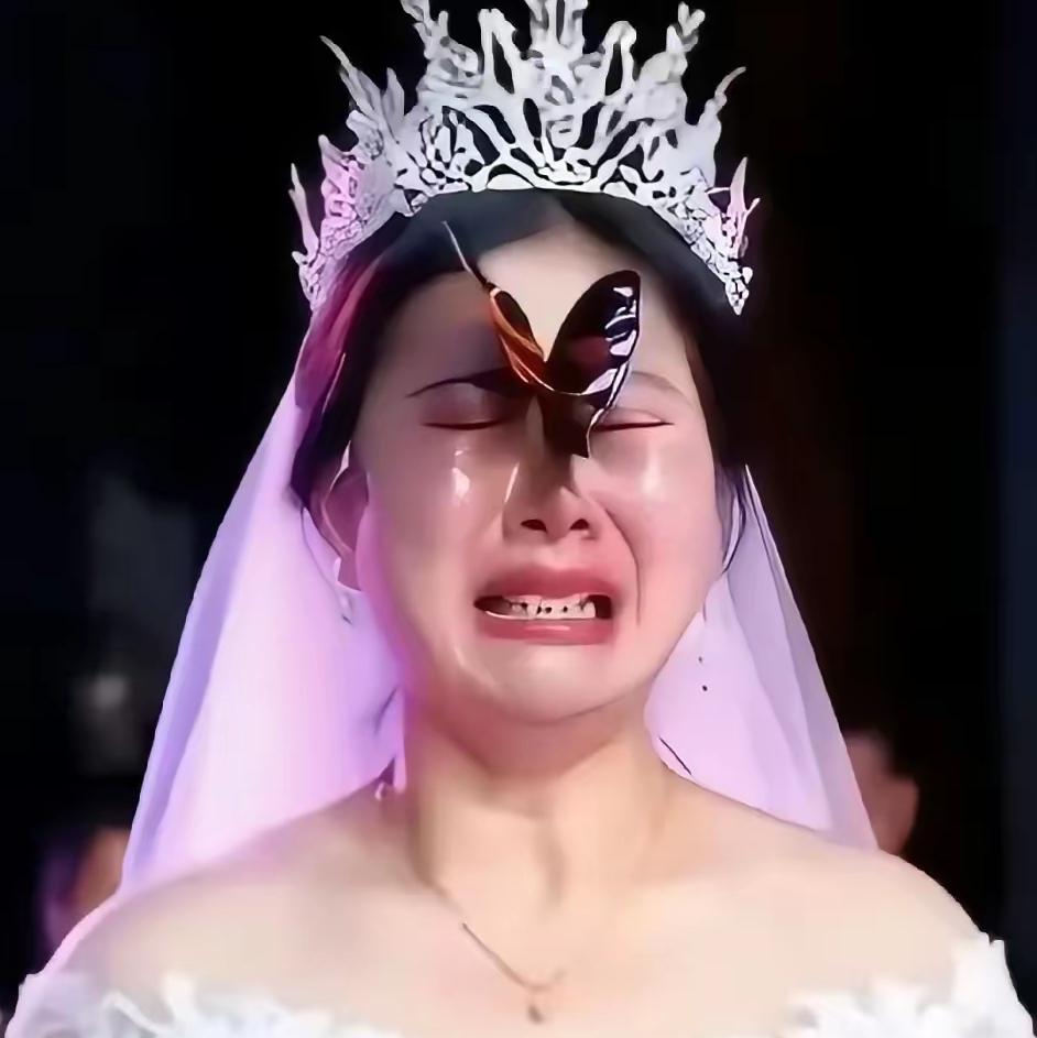 婚礼上一只蝴蝶刚好落在新娘脸上，新娘瞬间哭着喊“奶奶”，在场所有人都看呆了。
她