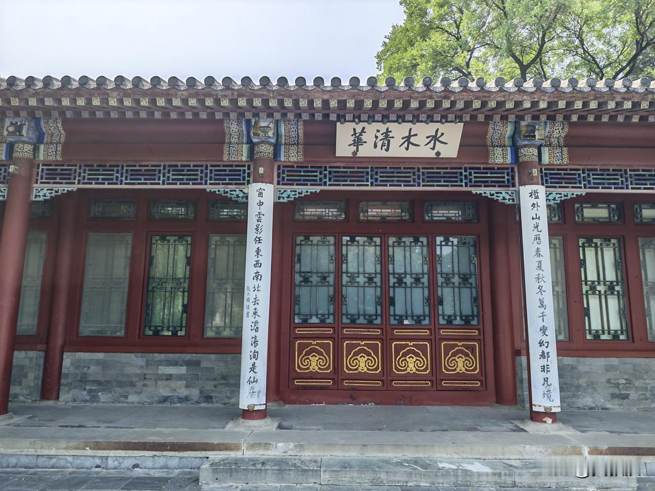 没错，清华大学
以前是随便进的
六教听课也是随便的
骑个自行车就可以从西门出南门