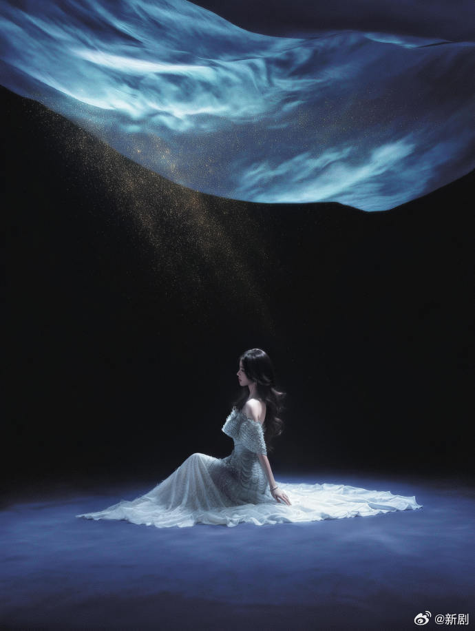 鞠婧祎把深海星空穿身上鞠婧祎携一捧星辉启程鞠婧祎把深海星空穿身上，鞠婧祎携一捧星