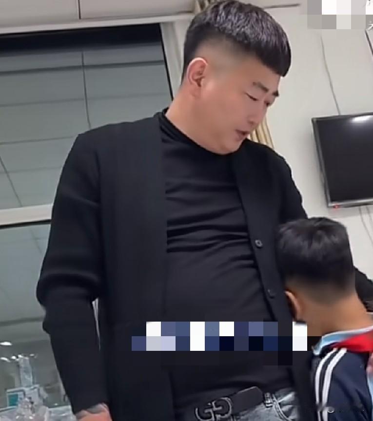 10月16日下午，来自山东费县的网红“大妍”通过视频帐号发布了老公(网名三老板)