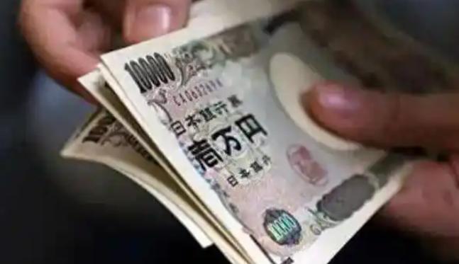 日元正式崩盘！昨天，日元正式摸到了162的关口，创下了40年的新低，堪称崩盘下跌