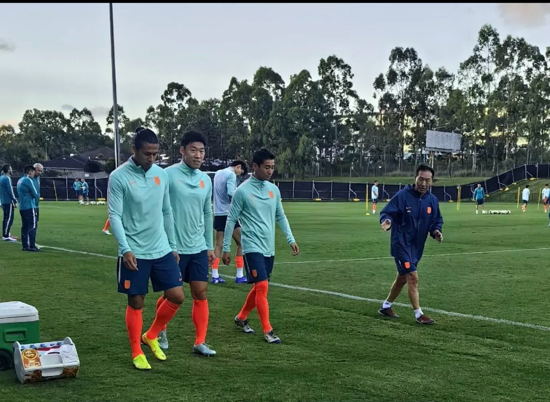 国足抵达悉尼第一练，张玉宁、朱辰杰、韦世豪未加入有球训练足球体育明星 当地时间3