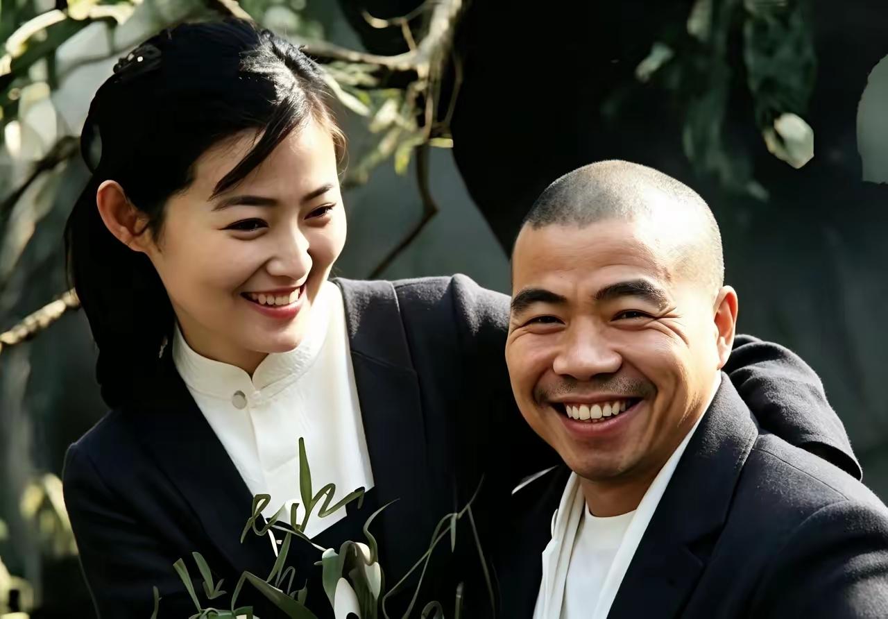 这是老水浒中潘金莲的扮演者王思懿与武大郎的扮演者宋文华嬉戏打闹。在戏里面，王思懿