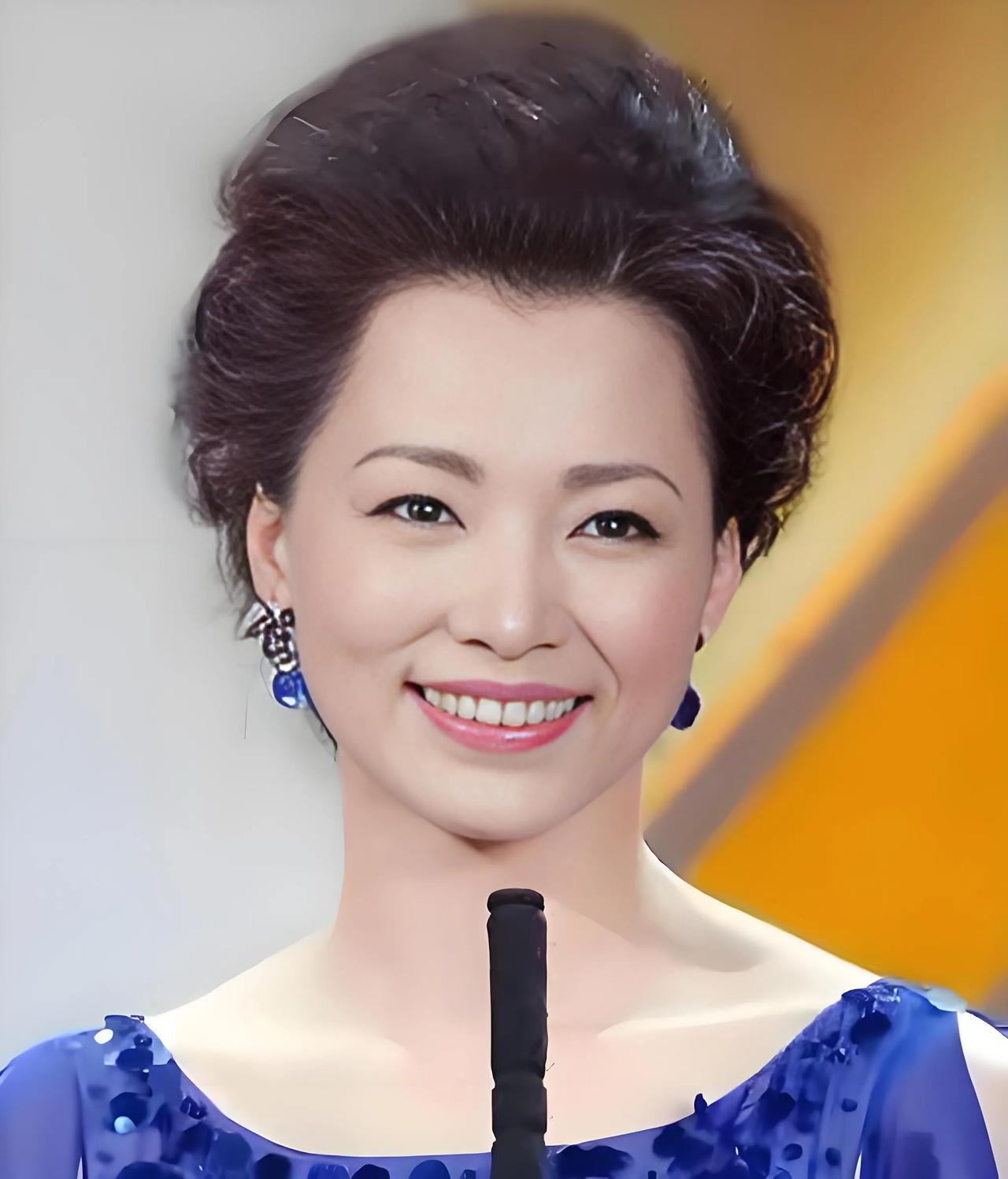 董卿说大家都为父母生了她这么个女儿羡慕的不行，其实父母根本没沾她什么光，看个病老
