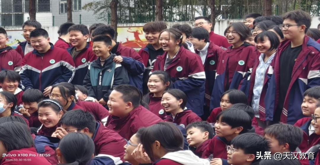 近日，科普大篷车满载趣味与惊喜，缓缓驶入汉中市第四中学，为全校师生带来了一场沉浸