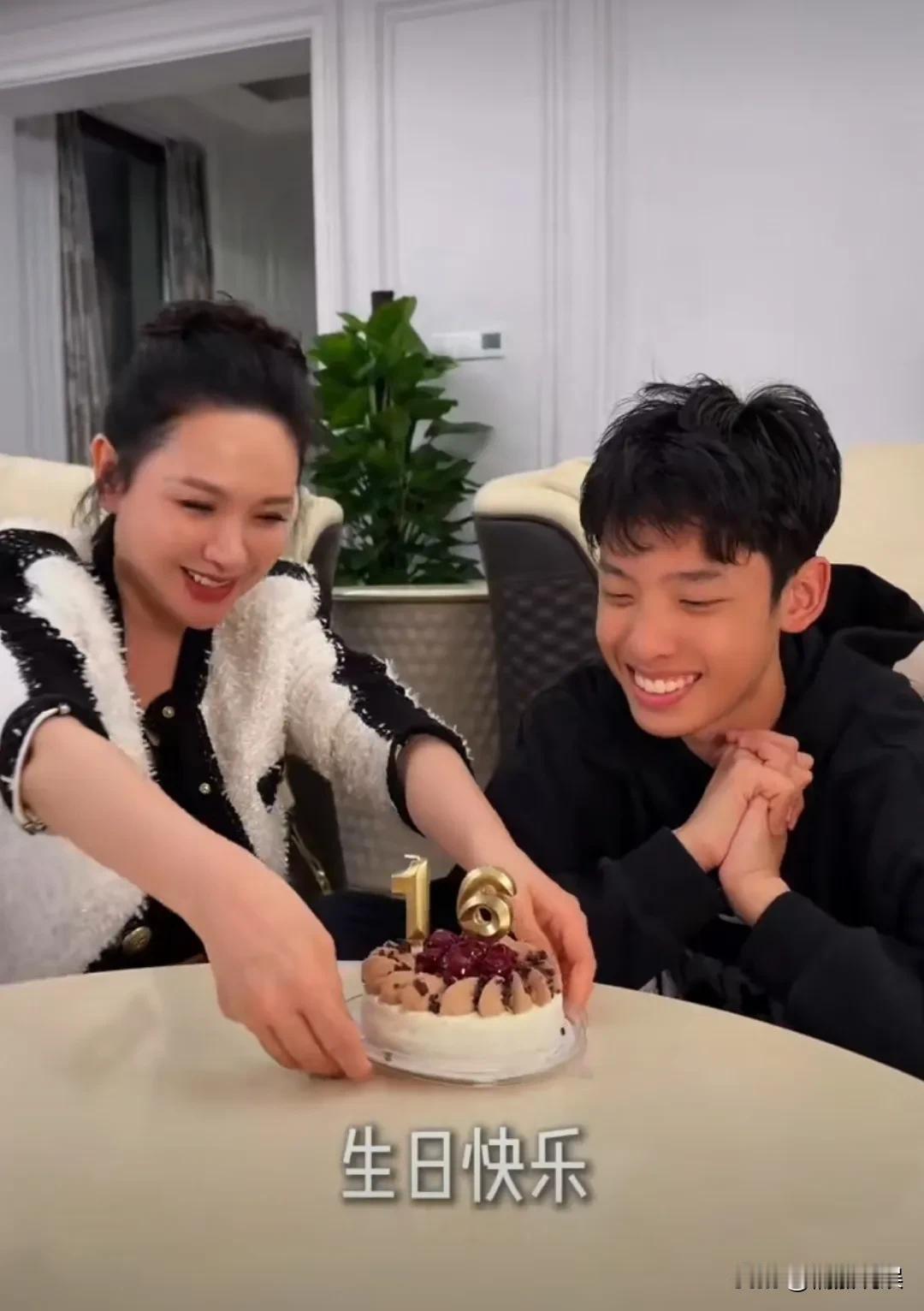 程莉莎晒照，为儿子庆祝16岁生日，这孩子的颜值，完美避过了父母的优质基因。[呲牙