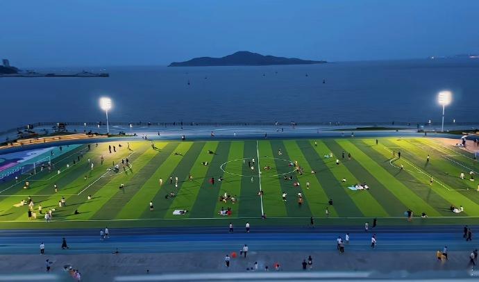 海南来了个漂浮在海上的足球场 海南陵水新村港，四百多户渔排连成海上村庄，世代靠海