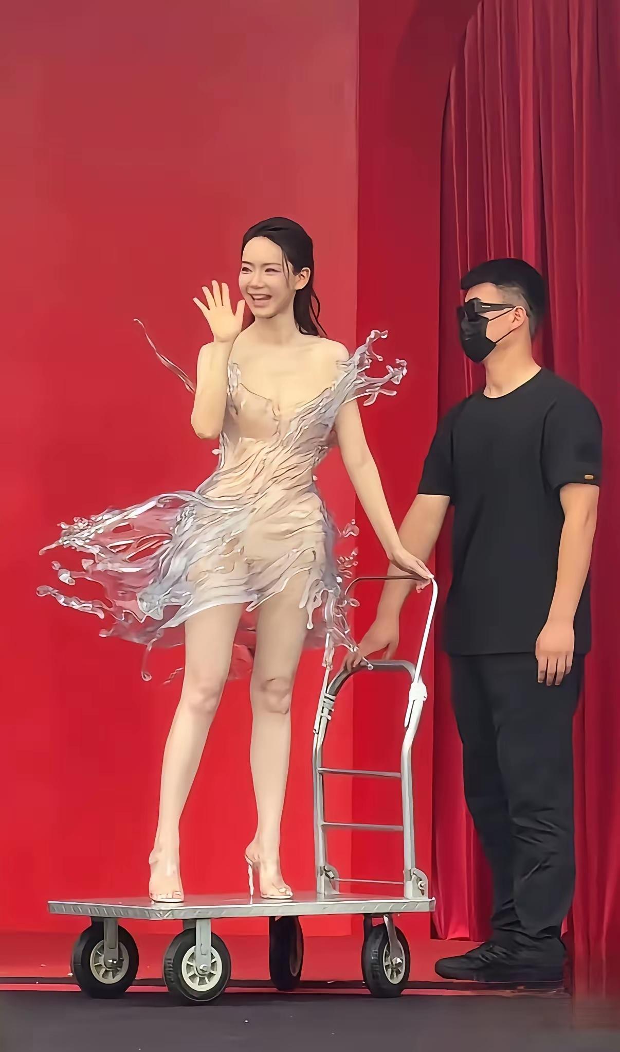 红毯奇葩造型真的越看越看不懂，

普通礼服大家都能接受，

风格夸张一点也可以包