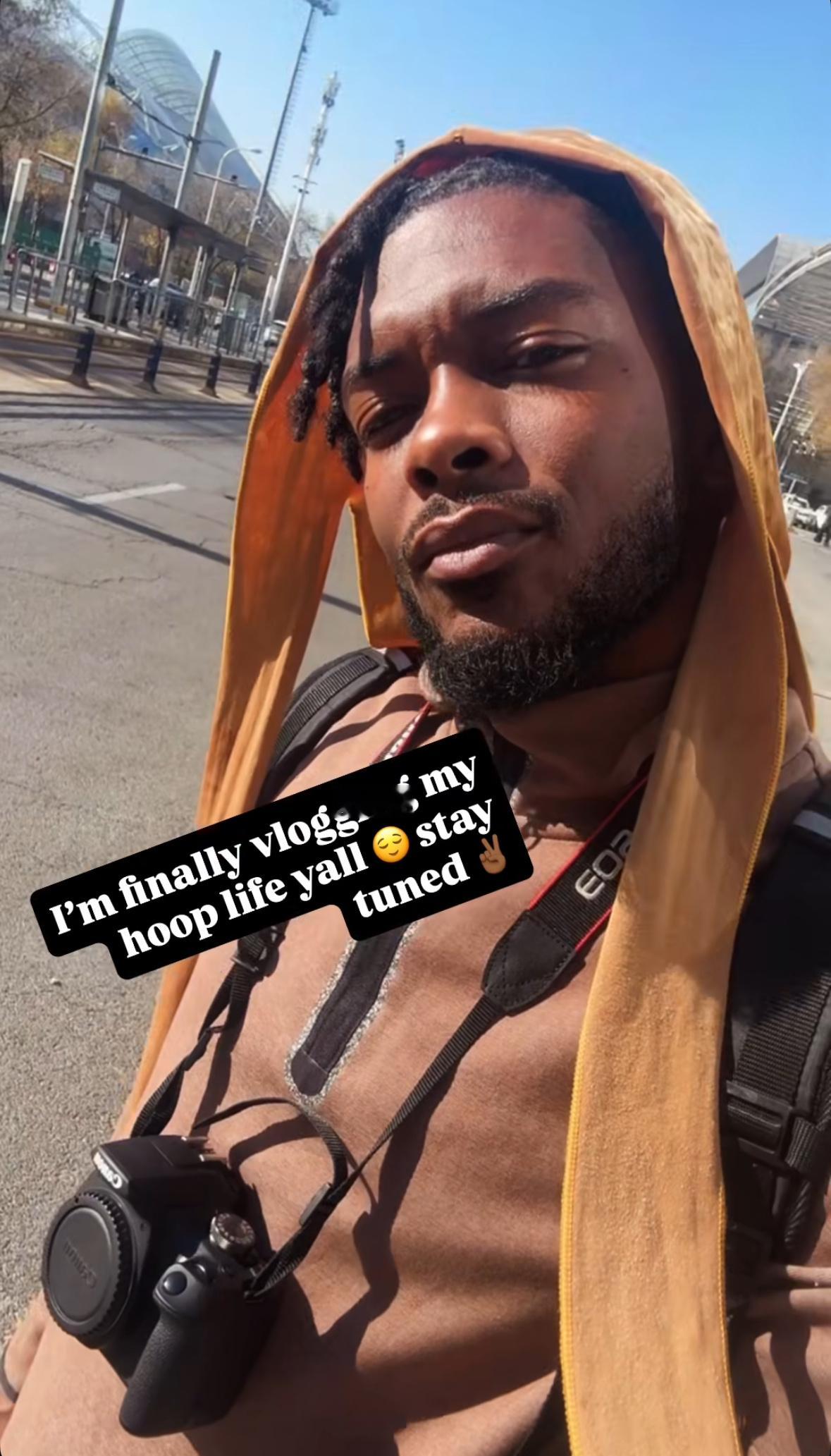 奥利弗更新沈阳街头自拍🤳表示自己打算记录每天的打球vlog 让大家敬请期待