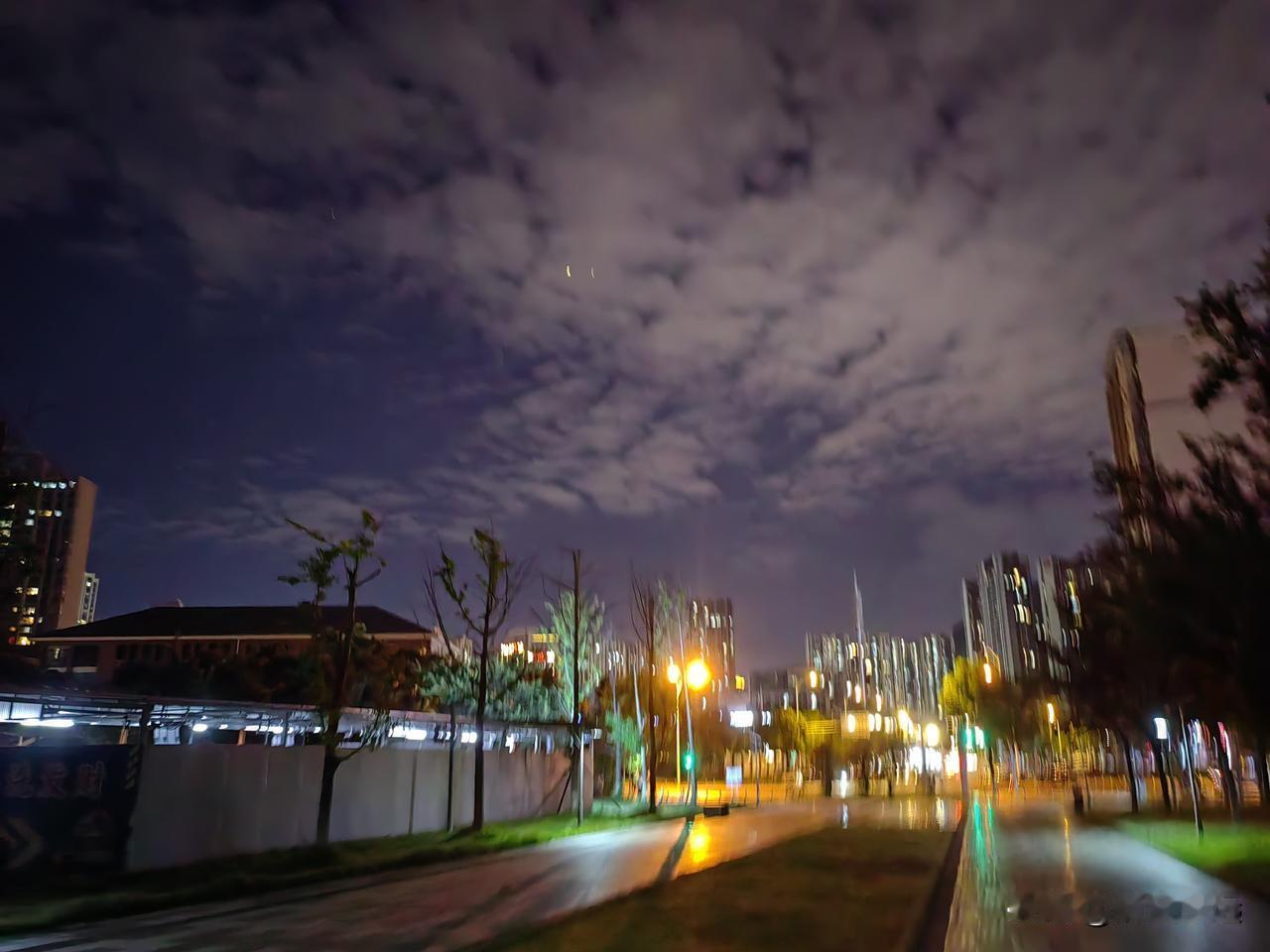 晚上我跟亮亮视频聊天，他问我长沙下雨了没？

我说长沙今天挺热的，没下雨。

亮