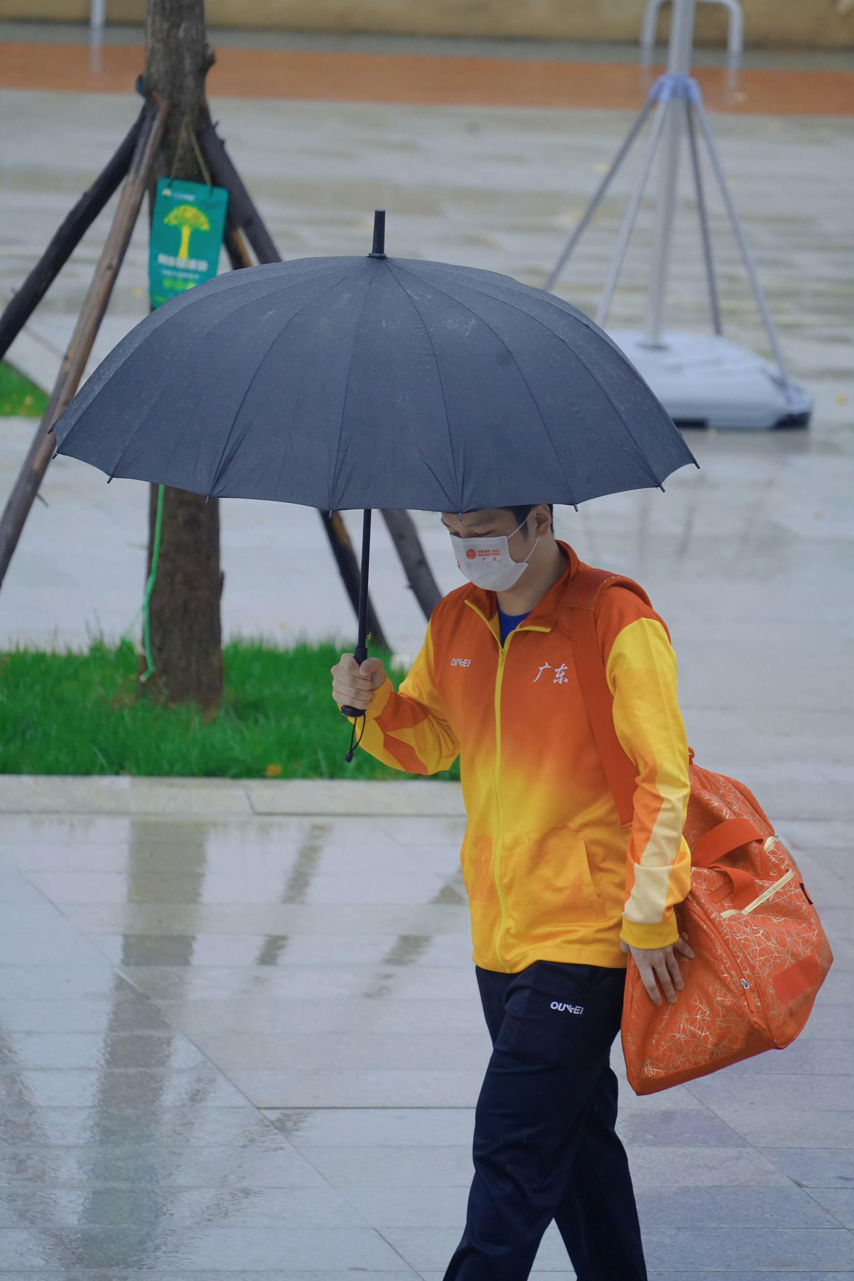 樊振东参加米兰时装周 都是下雨天☔️都奔向你更美好的前程😭 