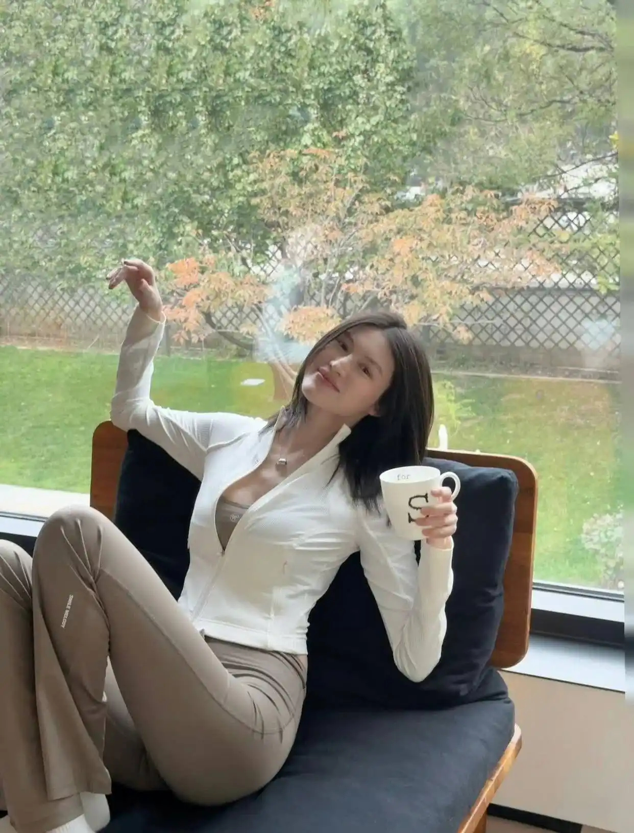 何穗穿瑜伽短裤秀身材，这比例是真实存在的吗 ​​​