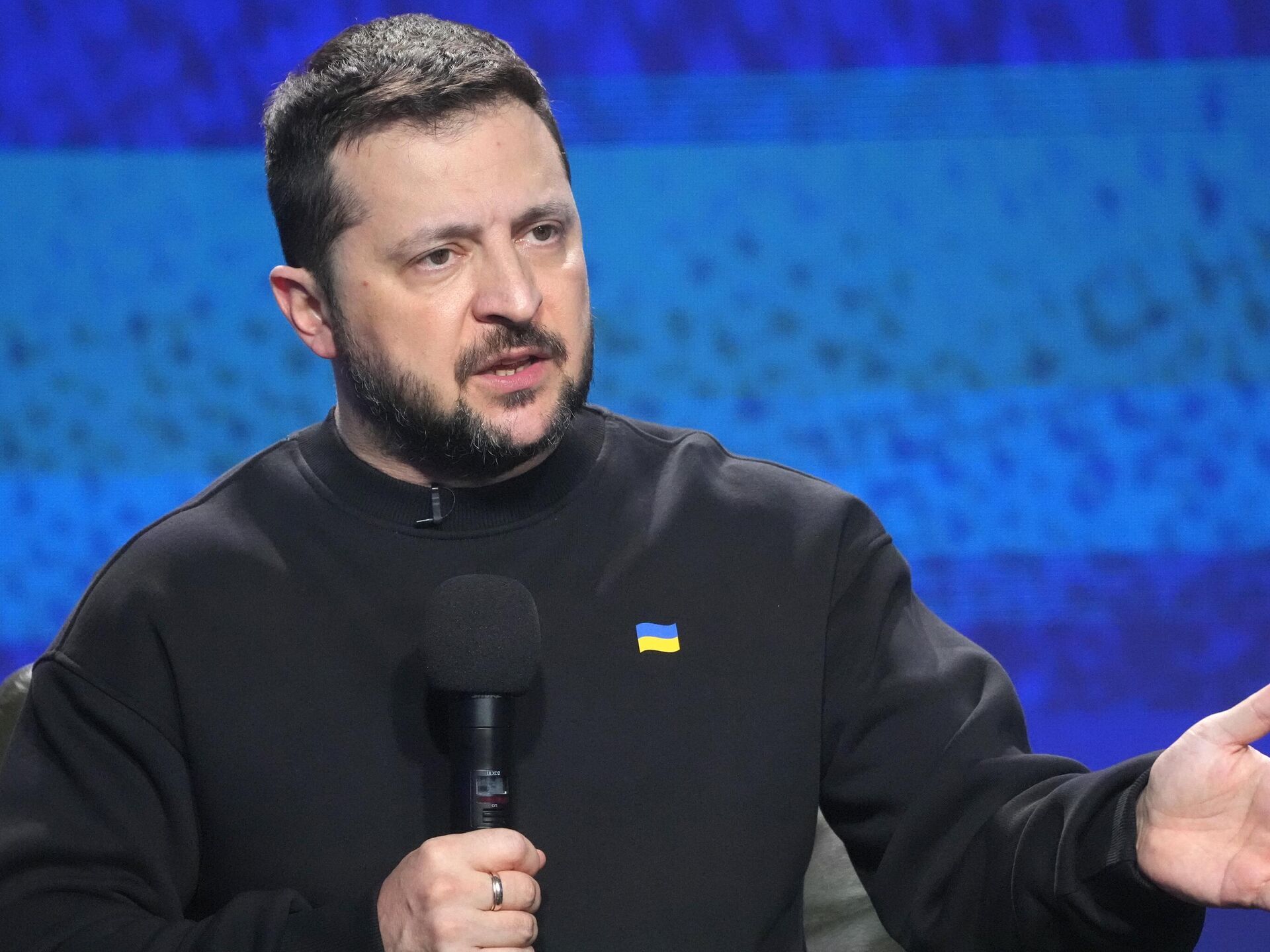 乌克兰总统泽连斯基表示，乌军近期计划对俄罗斯目标展开新一轮远程打击。他已与安全及