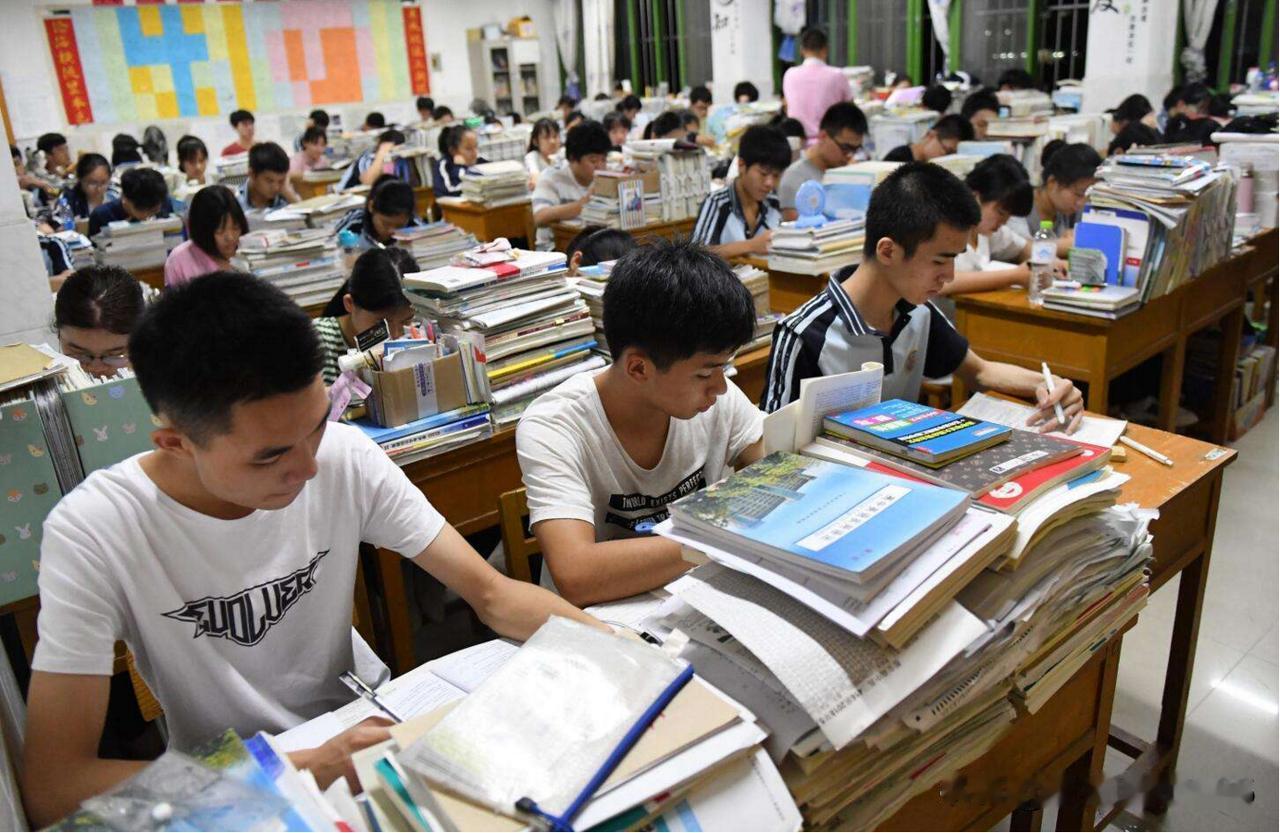 教育部禁中小学生机械作业，推无作业日。家长讨厌，学生苦不堪言的作业要减少，减轻，