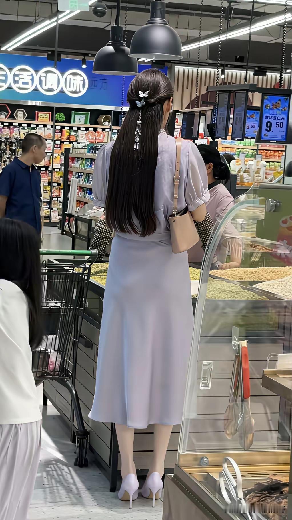 是在超市里面买快餐盒饭吃？还是买点菜回去煮吃呢？