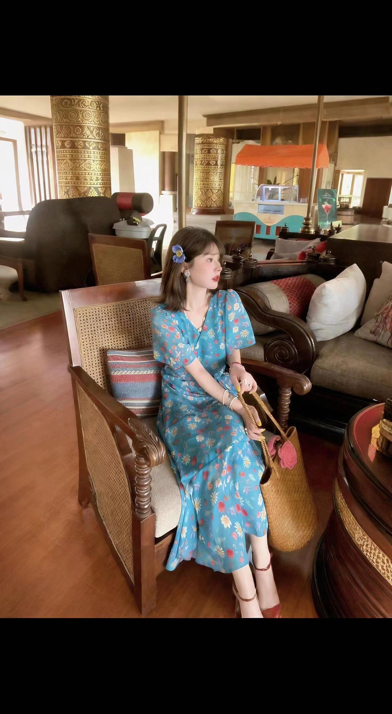 ✨蓝裙似初夏揉碎的海，藤椅圈住慵懒时光🌿。阳光偷吻发间花，这一刻，岁月是甜的?