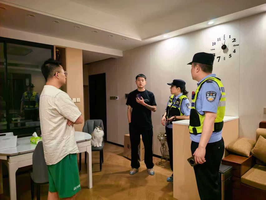 居民楼顶搬箱子，市场里面找瓷砖，重庆这位女民警为啥做这些？