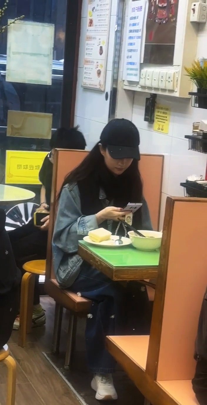 刘亦菲自拍被发现了刘亦菲把自拍交出来我只关心刘亦菲这张自拍拍成功了吗哈哈哈哈哈，
