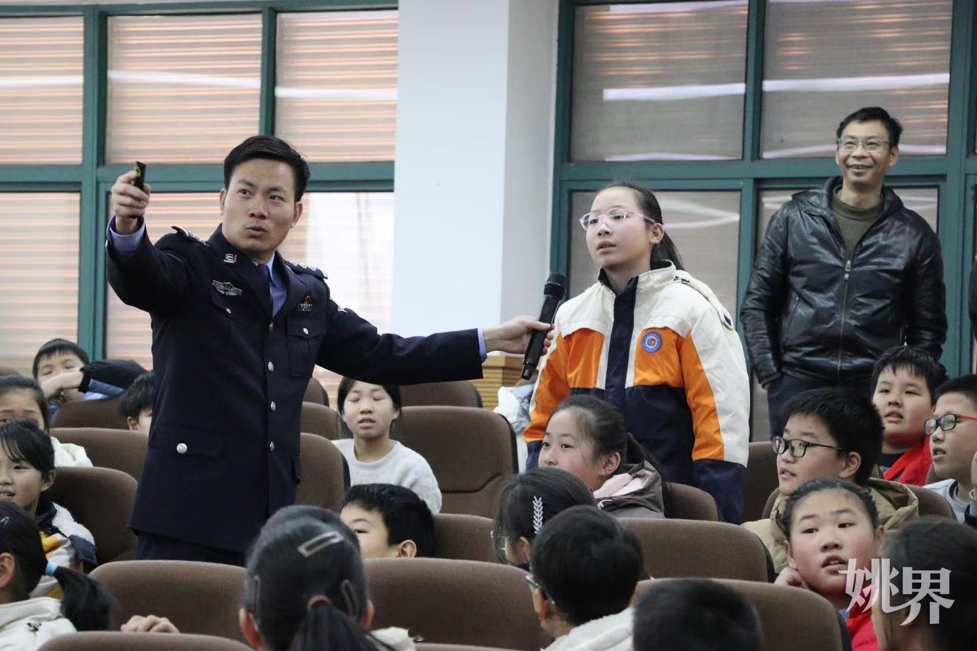 【交警进校园！ 上好交通安全开学第一课  】2月13日下午，余姚市东城小学的师生