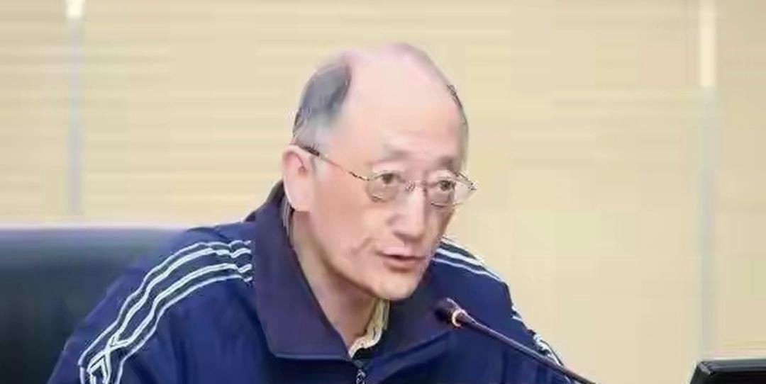 澳门国民党中将吕文贞突然说，我是李克农的人，该向罗青长报到了。
 
这句平静又震