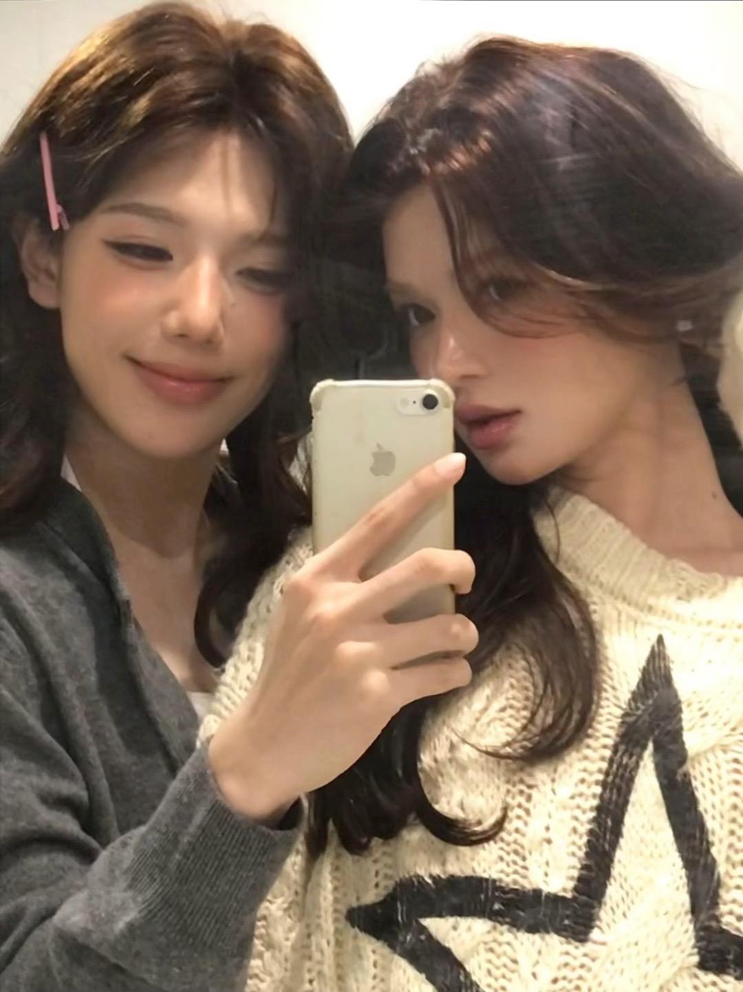 两人的自拍在朋友圈暴晒