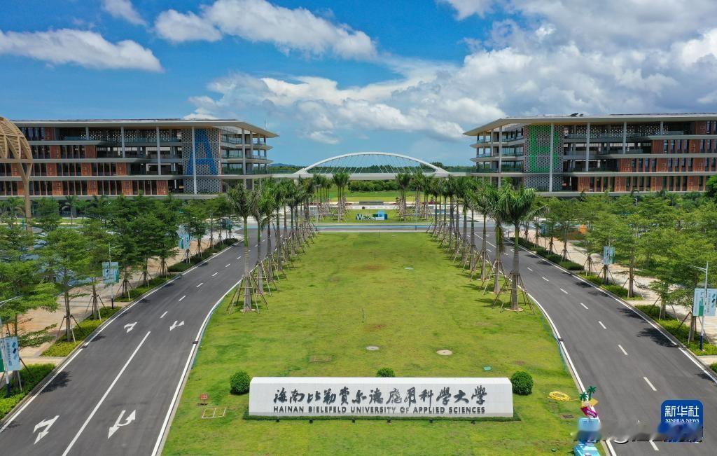 一年10万块钱学费，在国内读一个这样的大学值不值？

海南比勒费尔德应用科学大学