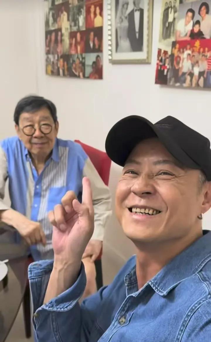94岁胡枫大病初愈，蔡一杰专程上门探望，还亲手煮饭给长辈吃太暖心！
香港影坛常青