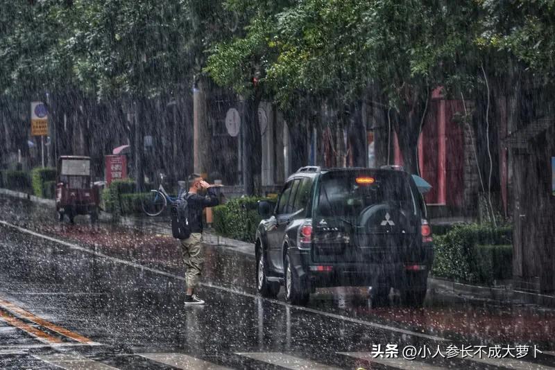 下午的一场暴雨，到底把谁困在了原地？！[呲牙]
西安北郊真是哗哗的下了一个小时左
