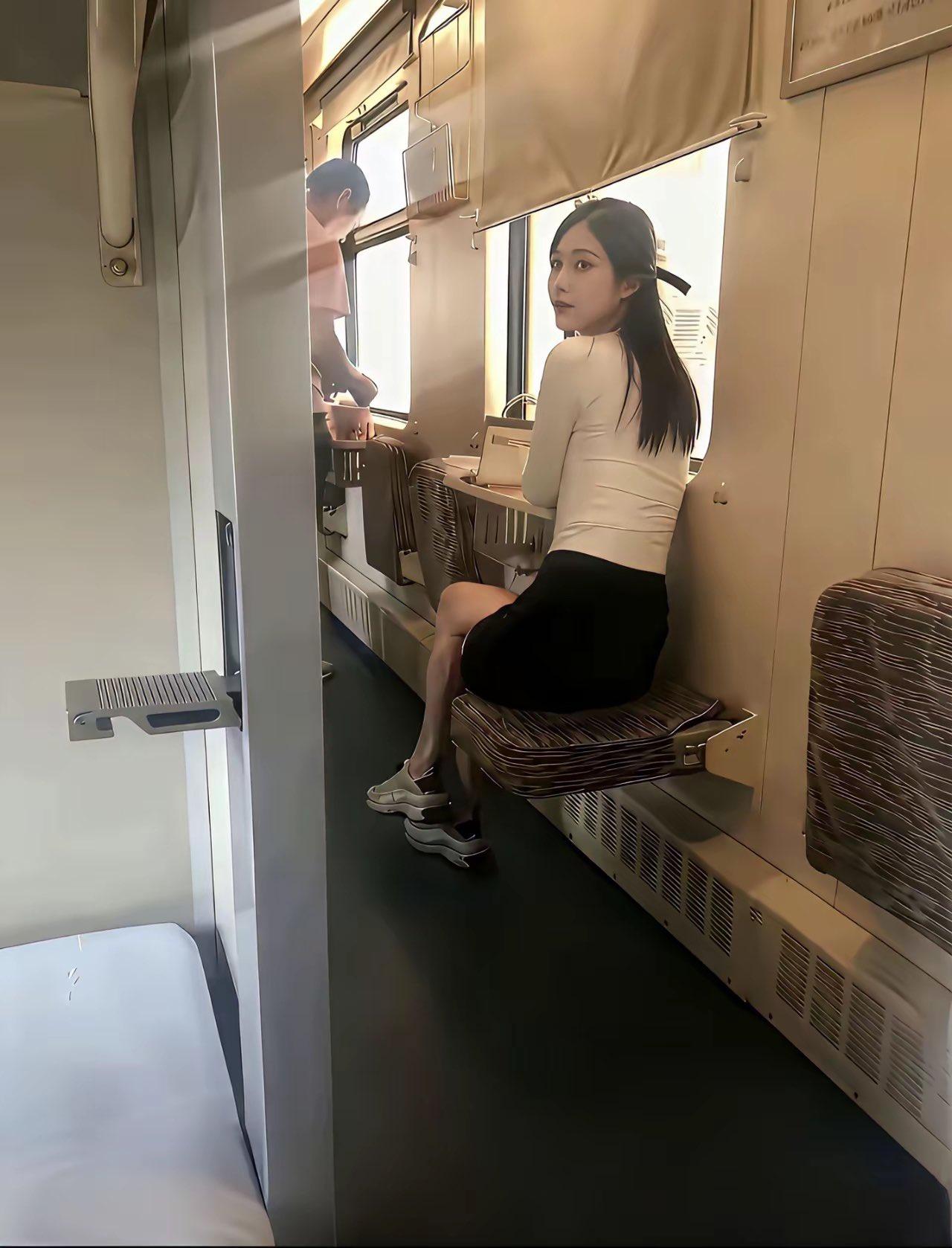 这个十一就坐火车卧铺出行吧，
出行不会很累，
可能在其中还能遇到一段奇缘。