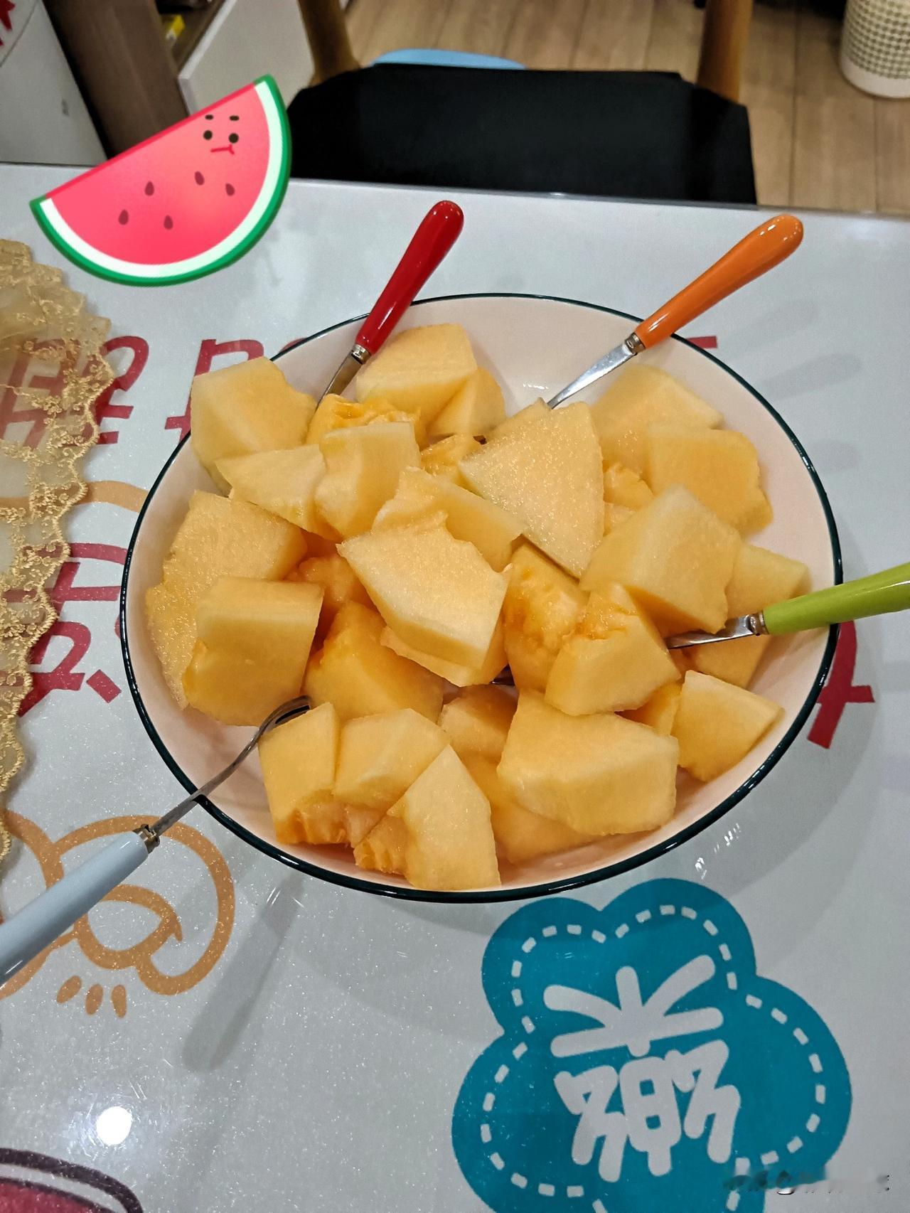 今天终于不用上班，主打一个在家彻底躺平！出门晃悠，一眼就相中了超市里这个圆滚滚的