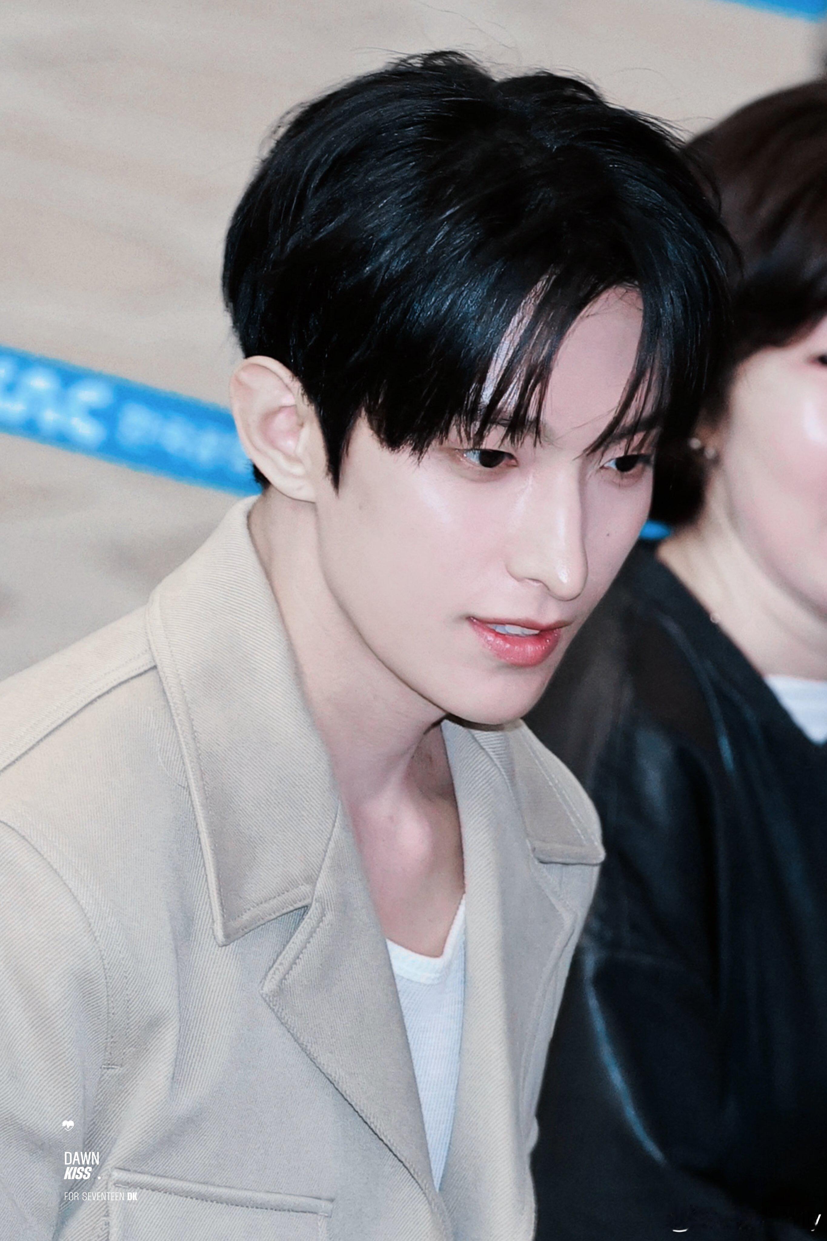 李硕珉4.27✈️｜老公感就看我们道兼！DK今日机场穿搭，挺阔的短款夹克内搭白色