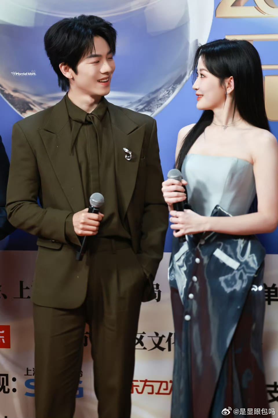 韩雨彤曾辉红毯合体比心 现场的磕学家有福了！！“落日雨辉”线下撒糖！微短剧品质盛