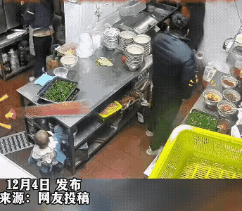 妻子在后厨忙得不亦乐乎，丈夫一手插蔸一手指着妻子教训：以后再给我爸妈……
话没说