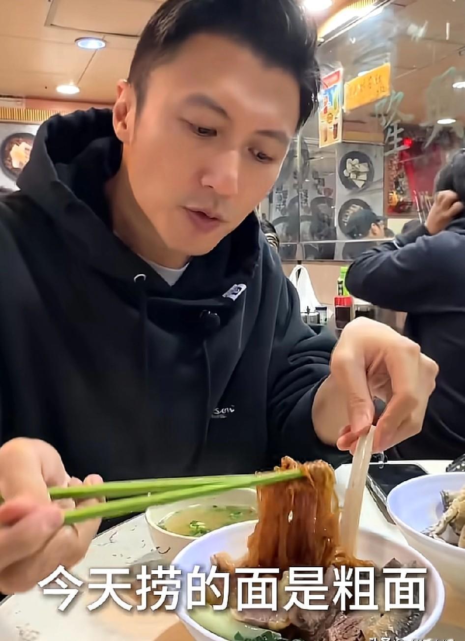 笑不活了！
谢霆锋在香港街头吃大排档，竟然被当成了“空气”，全程无人围观，邻桌小