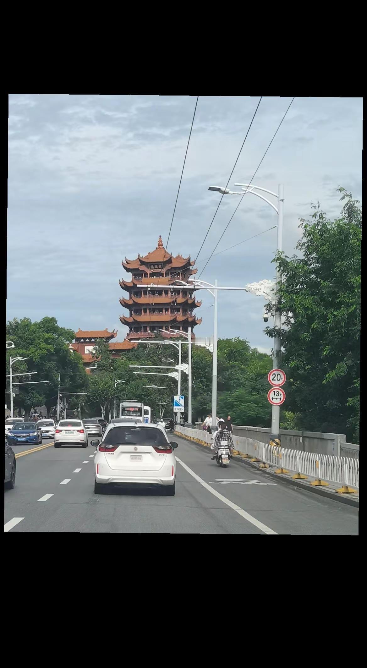 整个湖北都在等台风，就像等男朋友：即怕它不来又怕它乱来。来袭 湖北 心情治愈馆 