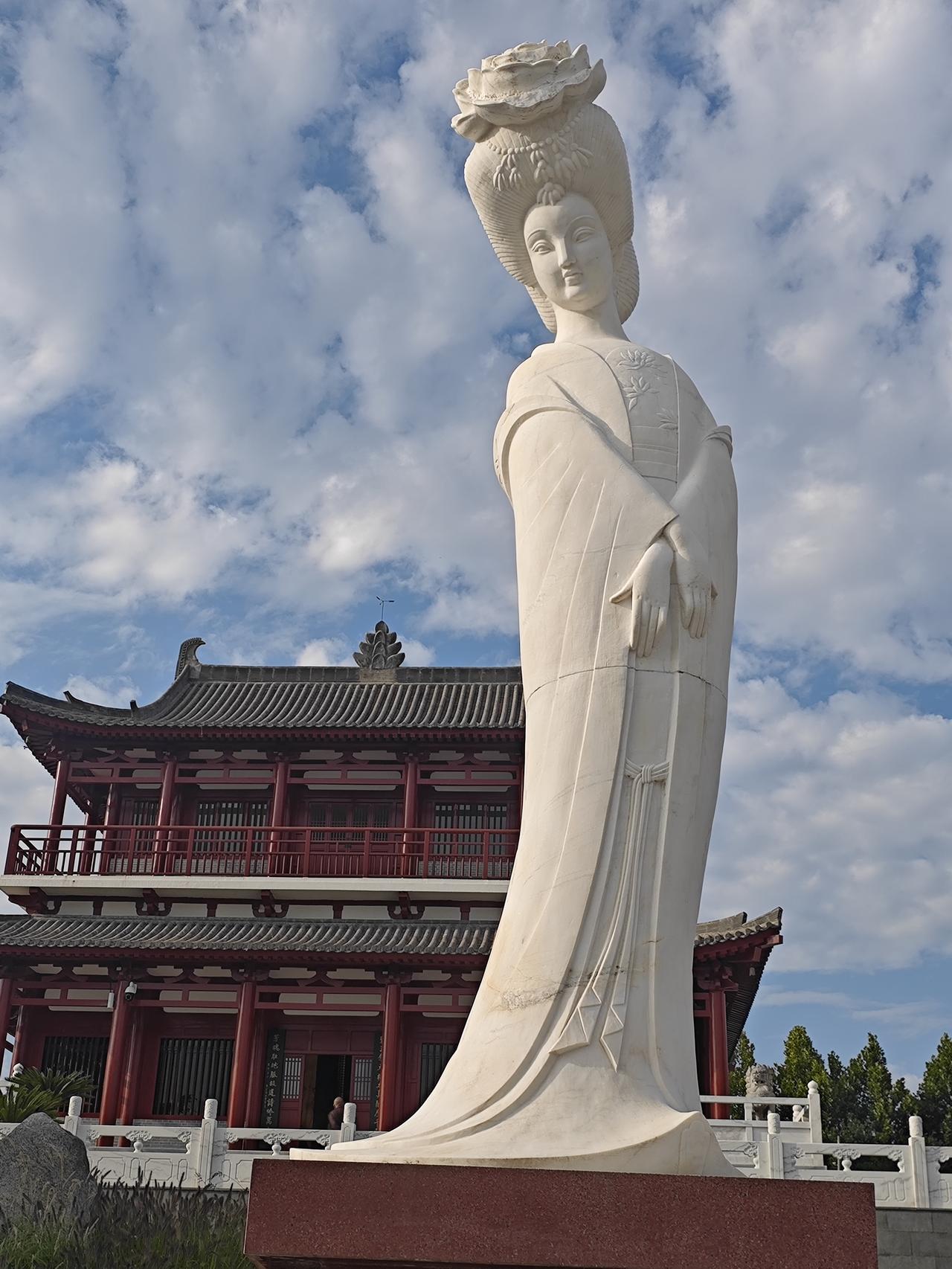 贵妃墓换了新颜

下午路过马嵬驿，听说贵妃墓换了新颜，顺便进去看看。

门口设计