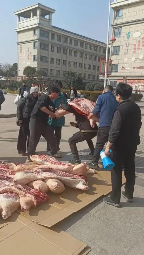 过去的学校对成绩优秀的学生只是一张奖状，以荣誉为主，全家人把奖扰贴在墙上，高兴的