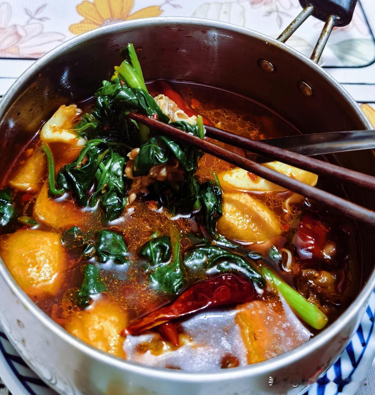 今天中午吃饭晚，一个人的午餐想吃什么做什么，吃点简单的，麻辣烫，里面有菜芯，菠菜