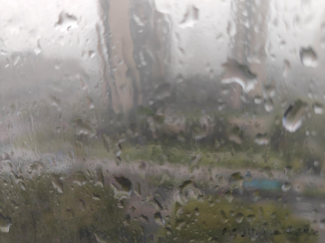 宁波鄞州区今天下午这场雨下的，宛若瓢泼大雨，还伴随着阵阵雷鸣声。但神奇的是，朋友