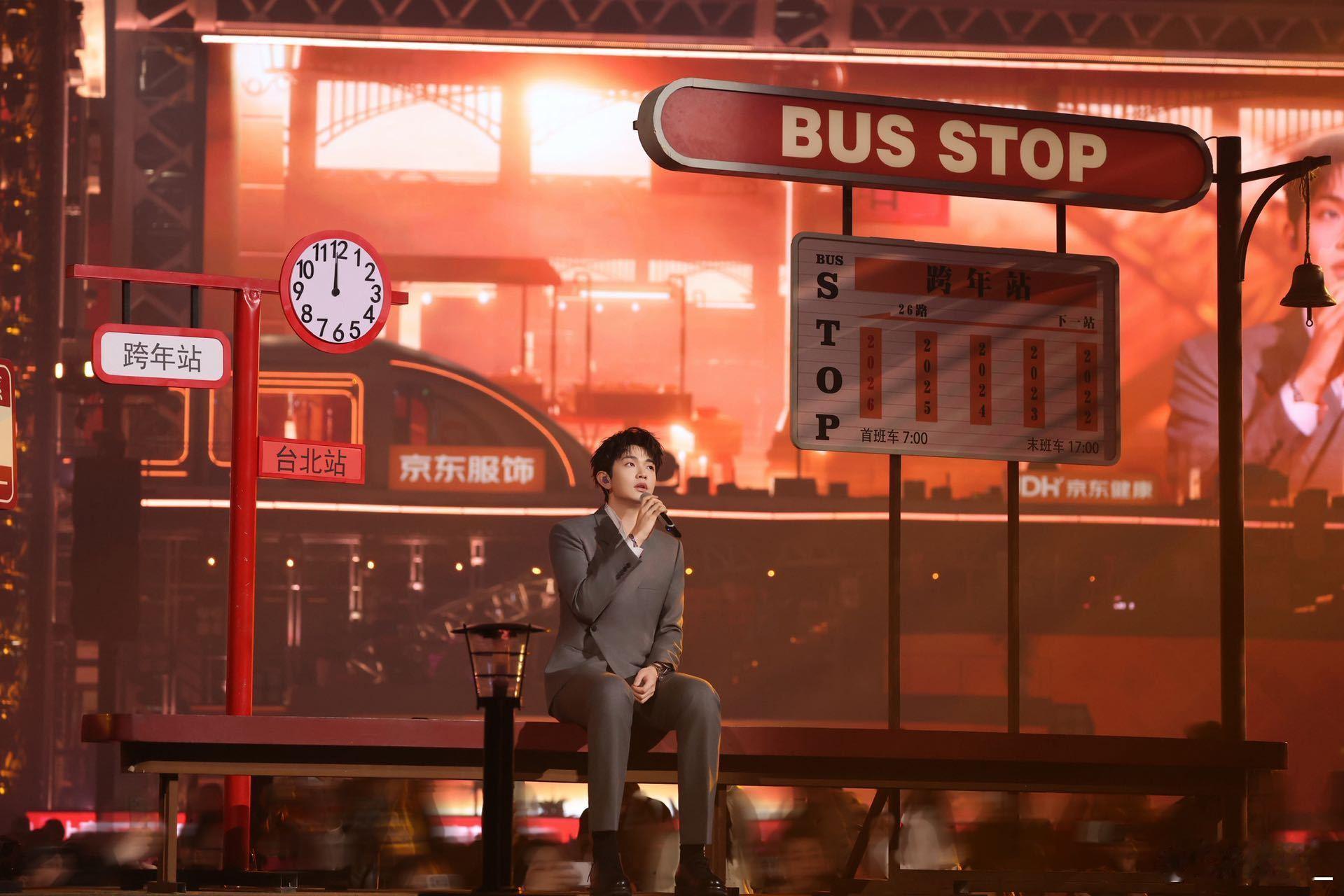  颜人中红包发了4个9999 跨年夜宠粉天花板！颜人中空降四个粉丝群发9999红