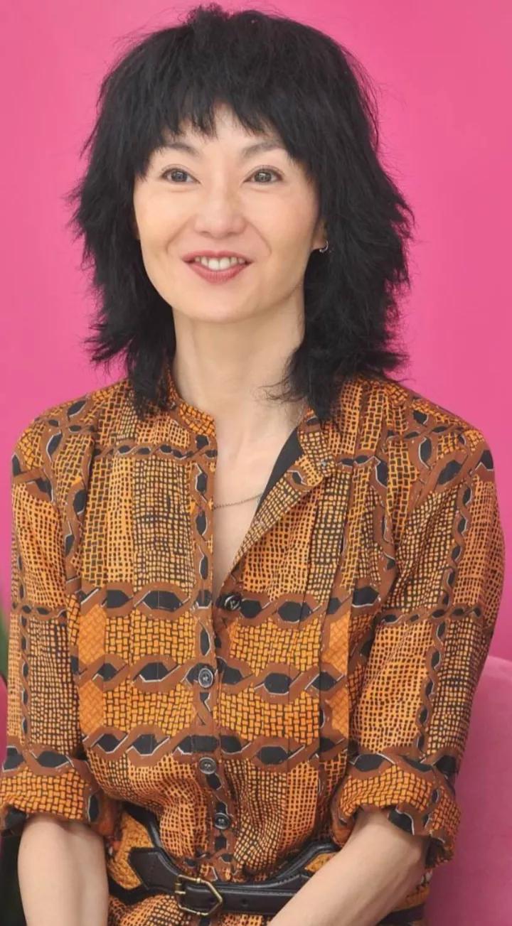 女神张曼玉，烫发很丑！
她实在不适合烫发、卷发，这些发型对她的气质很有杀伤力。她