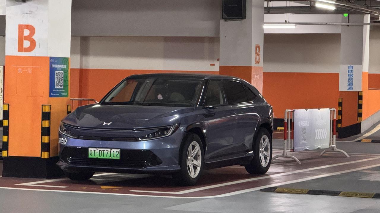 自从给本田P7换完轮毂
它现在无论怎么看
都更像一辆Hybird的蓝牌车…
也比