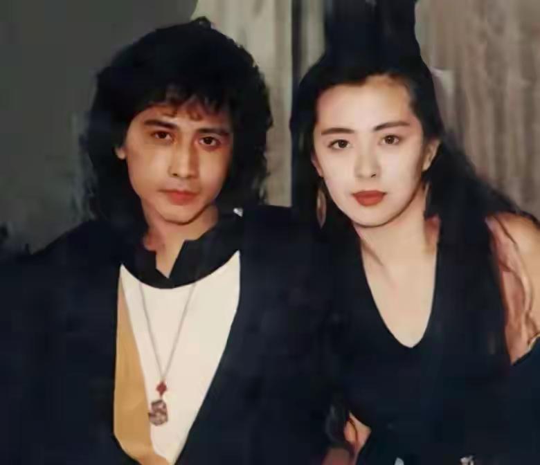 提起王祖贤，大家总以为她是因为和齐秦那段15年的感情受伤，才选择隐退。
时隔22