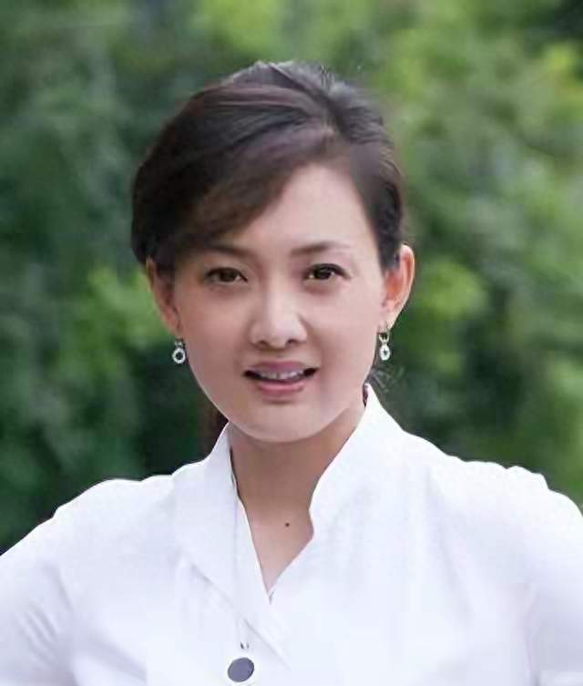 天生仙女般绝顶漂亮却动脸惹争议！牛莉究竟图什么？