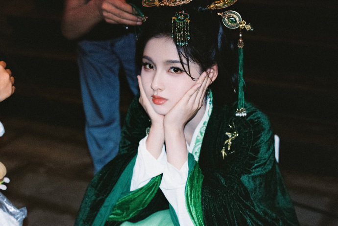 艾米好萌好美 一口气发了18张花絮照 这个女孩就是这么爱雀骨