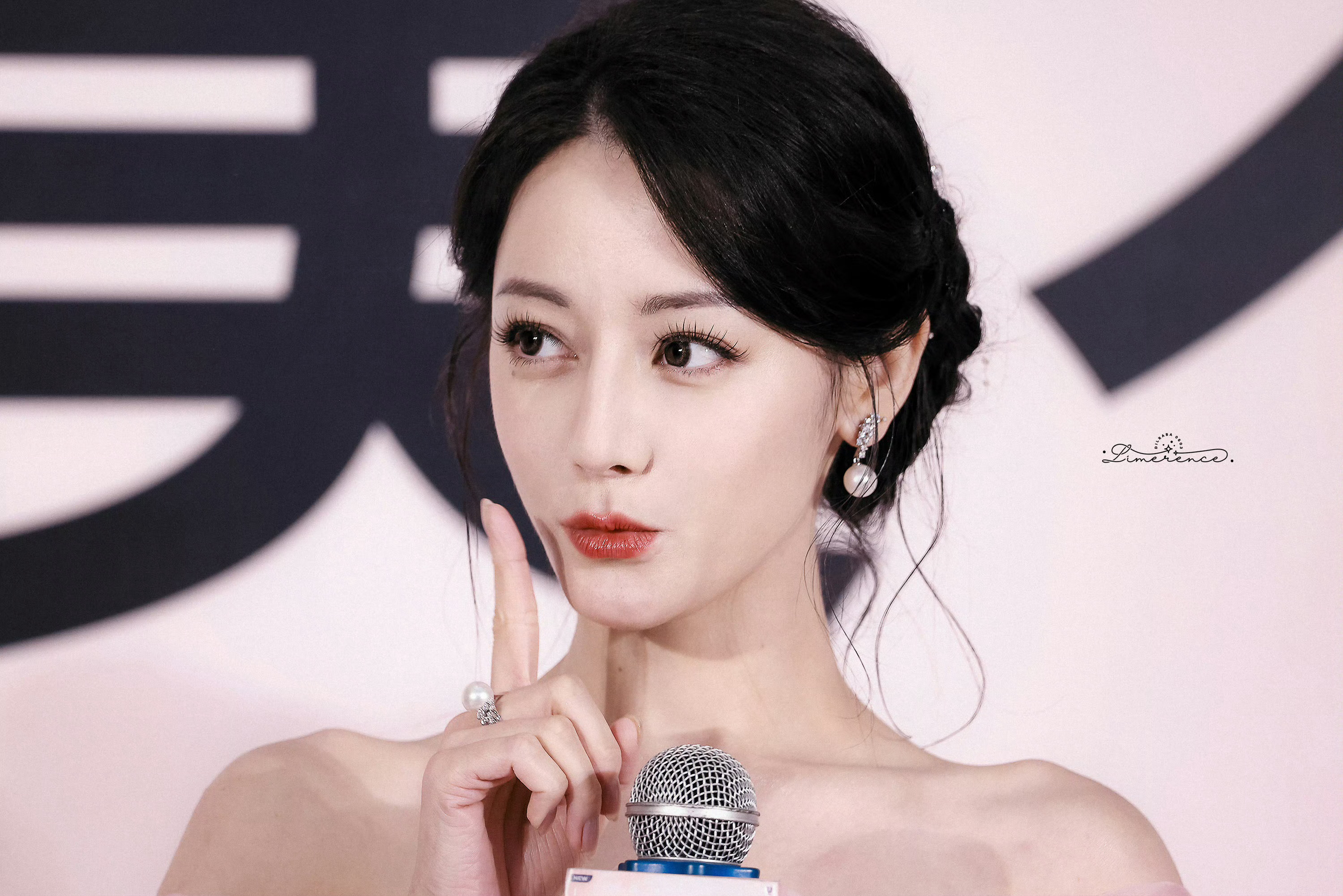 迪丽热巴路虎卫士全驭代言人迪丽热巴 dlrb 迪丽热巴 dlrb 热巴开卫士 风