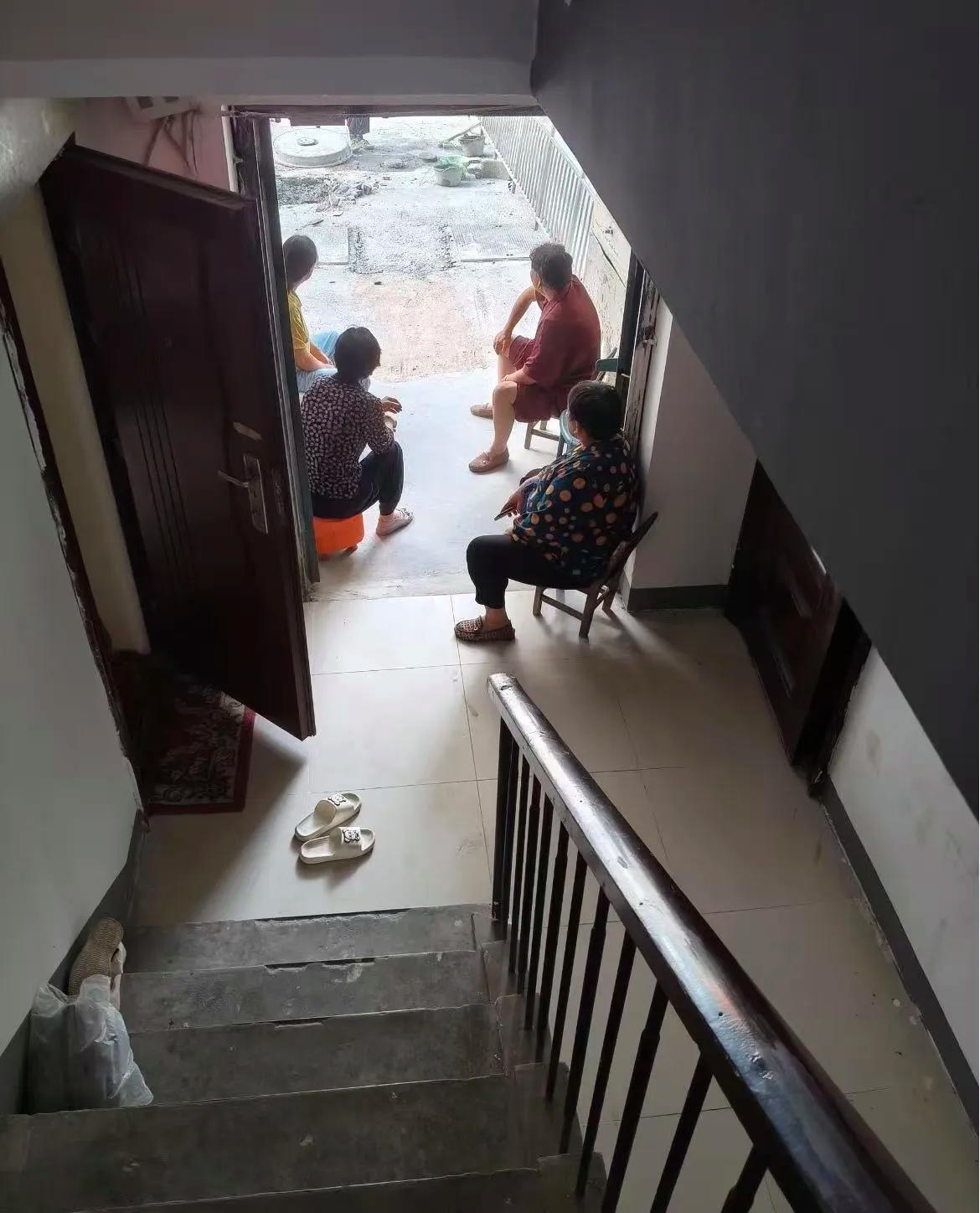 每个小区里，都有这样的老太太
整天没事，拿个板登，坐在路边，只要你从面前走过，就